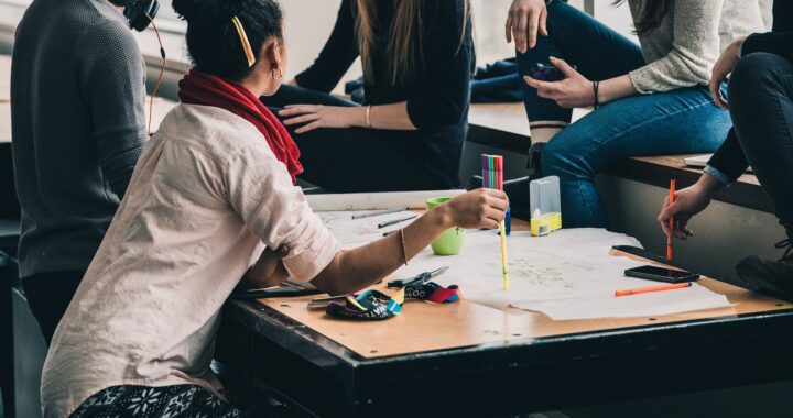 Cile, entra in vigore la legge che consente il controllo degli zaini nelle scuole